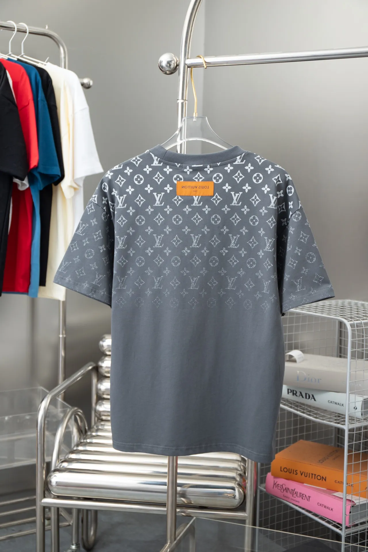 🅿️180 High-quality Lv 2025 early spring new model, MONOGRAM presbyopic gradient short-sleeved T-shirt, using digital printing technology to render pixel light and shadow for the Monogram gradient pattern, and its silk-screen texture and knitting effect complement each other. Synchronized with the official website, pure cotton fabrics at the counter! Comfortable against the skin, durable and easy to wear, meticulous original craftsmanship, custom-made 260g vat-dyed fabric, very comfortable to the touch, latest brick cabinet synchronization, OS off-shoulder version, fashionable and individual, super versatile and good-looking, very suitable for both men and women, must-have style, hang tag, collar label, washed wheat, complete with three labels S M L XL